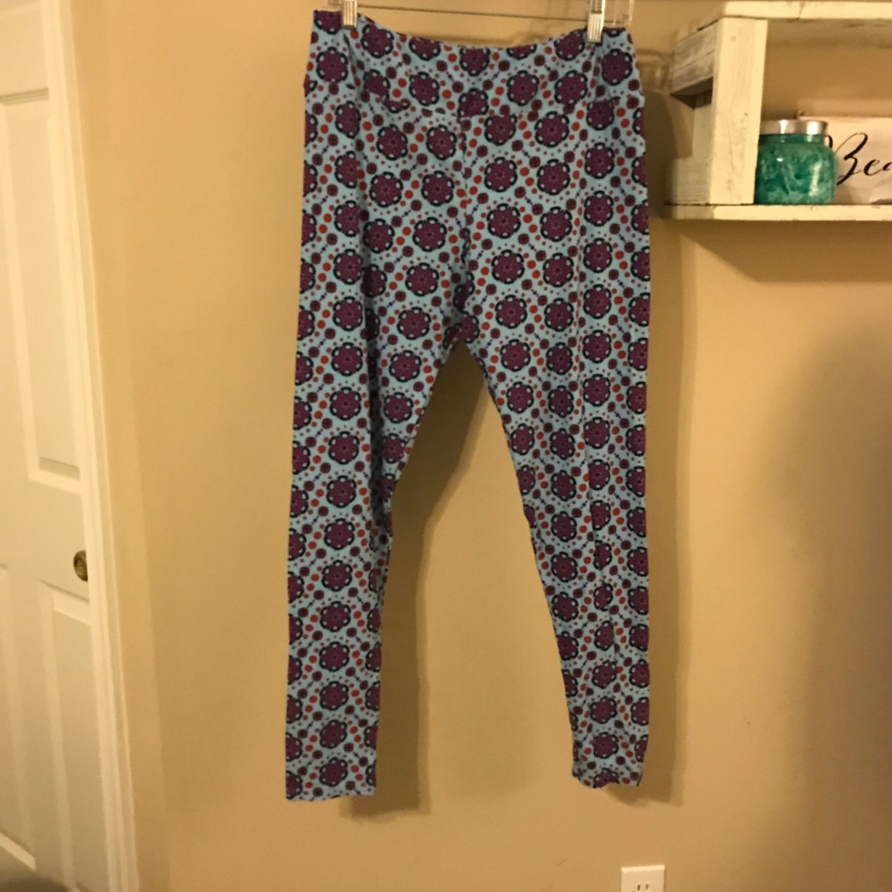 Lularoe Tall & Curvy leggings - Medallion print